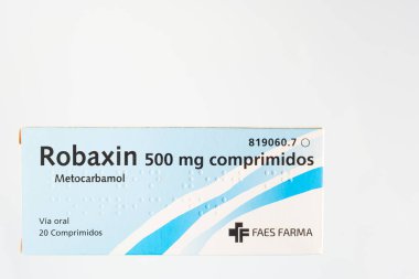 Arahal. Sevilla. İspanya. 2026, 31 Ocak. Beyaz arka planda 500 mg Robaxin (metokarbamol) kas gevşetici. İlaç ve kas gevşetici kavramı.
