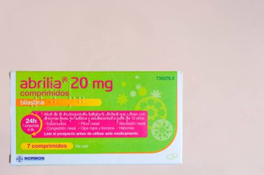 Arahal. Sevilla. İspanya. 2026, 31 Ocak. Normon 'dan 20 mg Abrilia antihistamin (bilastine), yumuşak pembe arka planda..