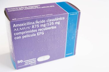 Arahal. Sevilla. İspanya. 2026, 31 Ocak. Beyaz arka planda bir kutu amoksisilin (clavulanik asit) antibiyotiği. İlaç ve enfeksiyon kavramı.