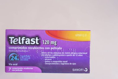 Arahal. Sevilla. İspanya. 2026, 31 Ocak. Bir kutu Telfast antihistamini (fexofenadine) 120 mg Sanofi, yumuşak pembe arka planda..
