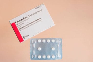Arahal. Sevilla. İspanya. 2026, 31 Ocak. 2 mg. Polaramine antihistamin (dexklorpheniramine maleate) ve yumuşak pembe arka planda bir paket su toplayan tablet..