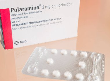 Arahal. Sevilla. İspanya. 2026, 31 Ocak. 2 mg. Polaramine antihistamin (dexklorpheniramine maleate) ve yumuşak pembe arka planda bir paket su toplayan tablet..