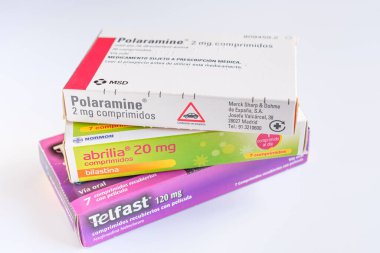 Arahal. Sevilla. İspanya. 2026, 31 Ocak. Beyaz arka planda çeşitli markalardan üç kutu antihistamin ilaç. İlaç ve alerji kavramı.