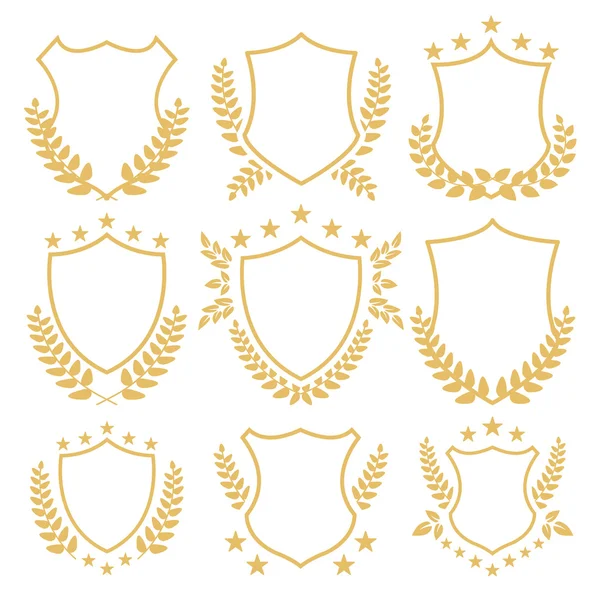 Escudos dorados e insignias. Escudos decorativos dorados con corona de laurel y estrellas — Archivo Imágenes Vectoriales