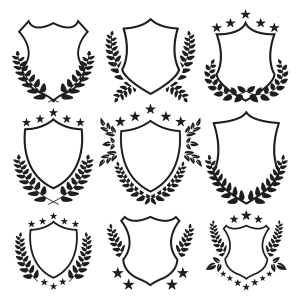 Escudos medievales con estrellas y coronas de laurel. Ilustración vectorial — Archivo Imágenes Vectoriales