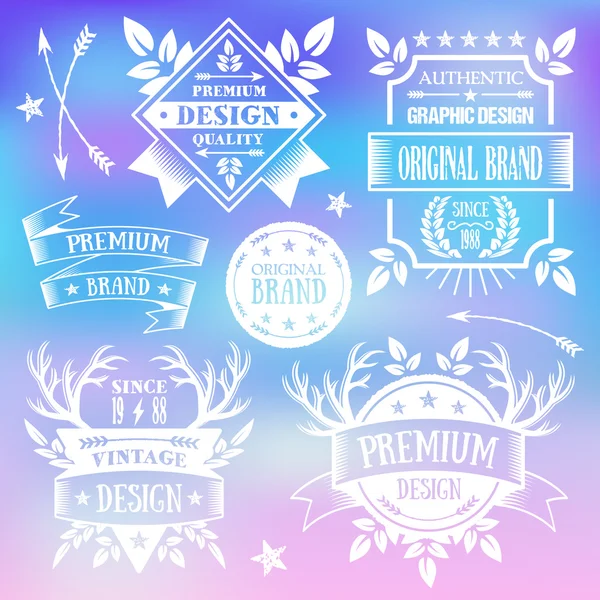 Vector vintage insignias conjunto. Insignias blancas de primera calidad, etiquetas y cintas aisladas sobre un fondo degradado de moda — Vector de stock