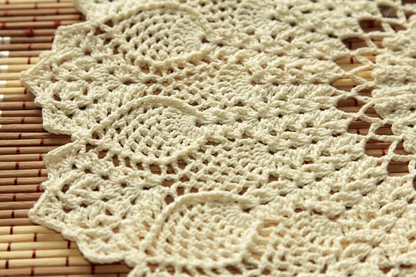 Belle Napperon Crochet Sur Fond Bois — Photo