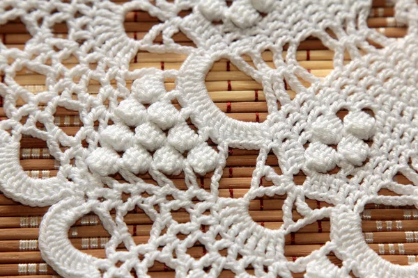 Belle Napperon Crochet Blanc Gros Plan Sur Fond Bois — Photo