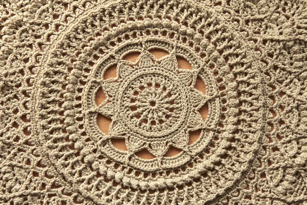 Beau Gros Plan Beige Crochet Napperon Sur Fond Bois — Photo