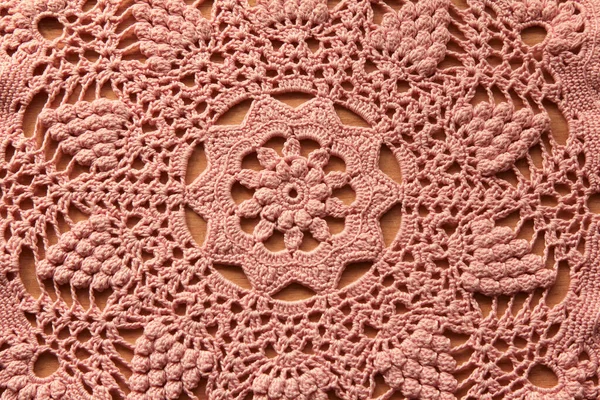 Beau Gros Plan Rose Crochet Napperon Sur Fond Bois — Photo