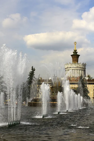 Фонтани у виставковому центрі Москви — стокове фото