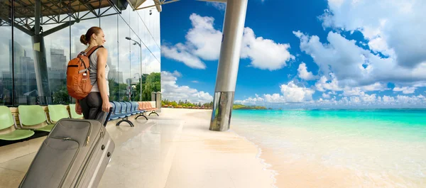 Woman traveler dreams on beautiful beach. — Stock Photo, Image