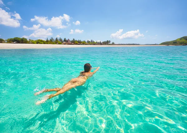 Jeune femme nageant dans la mer tropicale transparente . — Photo