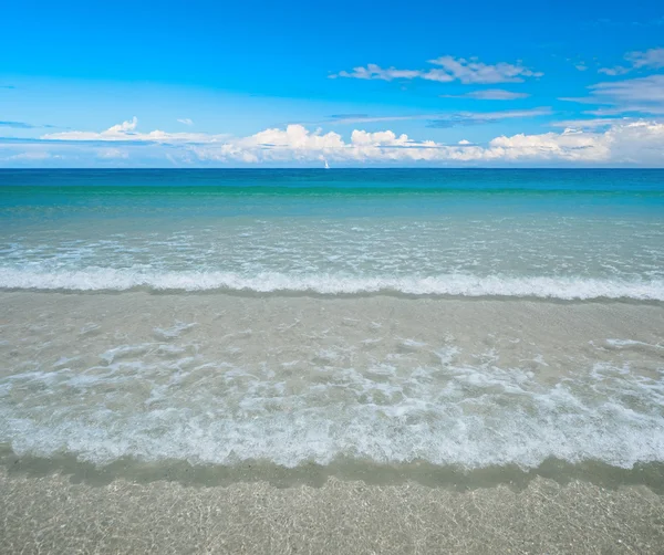 Belle plage et mer tropicale — Photo