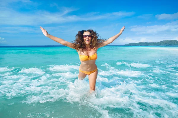 Carefree tourist is enjoying vacation on beach. — Stock Photo, Image