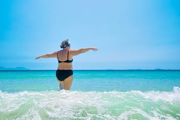 Kypsä nainen uimapuvut merellä . — kuvapankkivalokuva