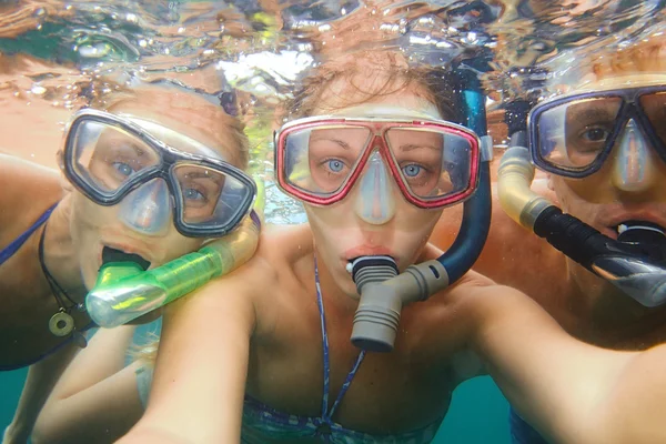 Underwater photo of a young people snorkeling at tropical ocean — Stock Photo, Image