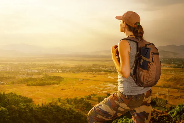 Viajero con mochila relajándose en la cima de la montaña y disfrutando — Foto de Stock