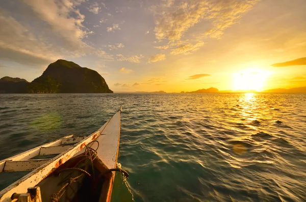 Destinos turísticos barco na ilha de El Nido ao pôr do sol. Filipinas — Fotografia de Stock