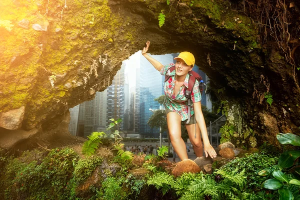 Vrouw wandelaar ontdekken een prachtige jungle — Stockfoto