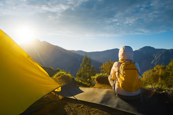 Jovem viajante com mochileiro desfrutando de vista do nascer do sol no cume t — Fotografia de Stock