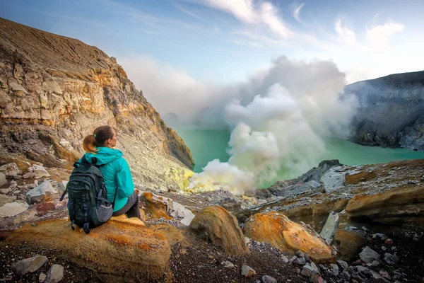 Kvinna med backpacker njuter utsikten på övre vulkanen Ijen. — Stockfoto