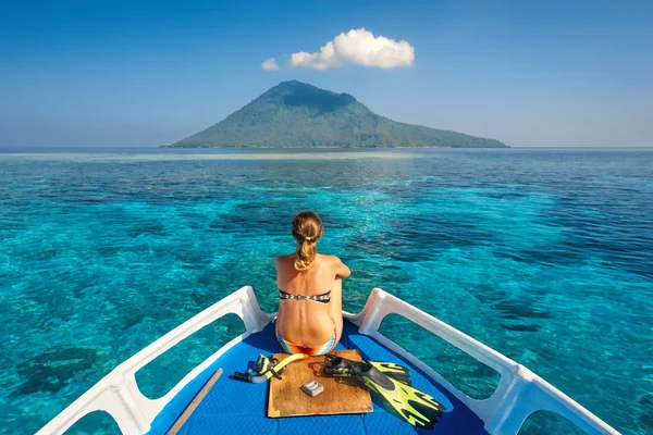 Wanita muda berbaju renang duduk di atas perahu dengan masker dan toilet sirip — Stok Foto