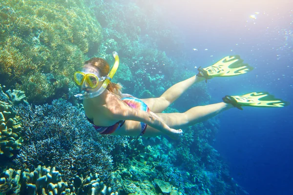 Nő a snorkeling a trópusi vízben — Stock Fotó