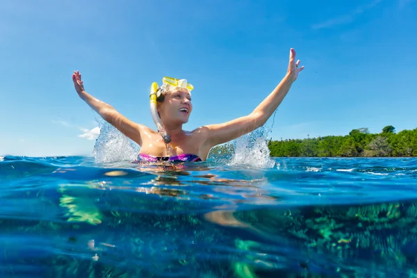 Porträtt av en glad tjej som ägnar sig åt dykning. — Stockfoto