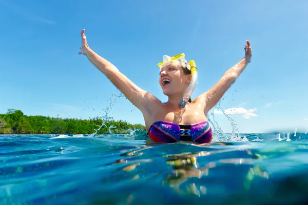 Portret gelukkige vrouw snorkelen . — Stockfoto
