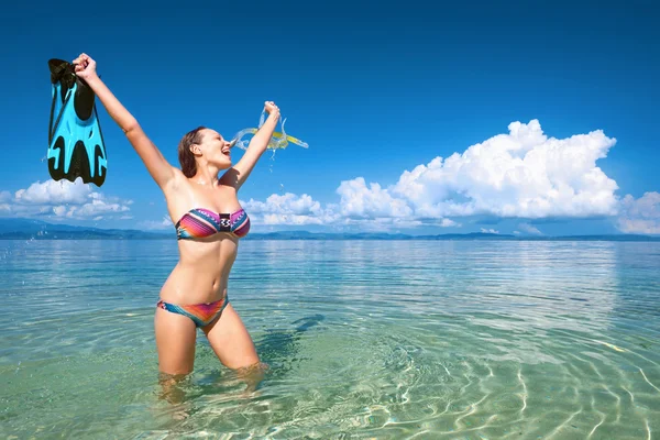 Glückliche Frau mit einer Maske zum Schnorcheln auf blauem Hintergrund — Stockfoto