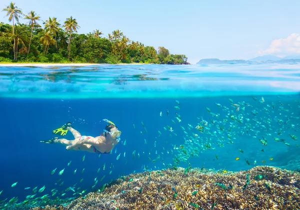 Mulher snorkeling em águas tropicais claras . — Fotografia de Stock