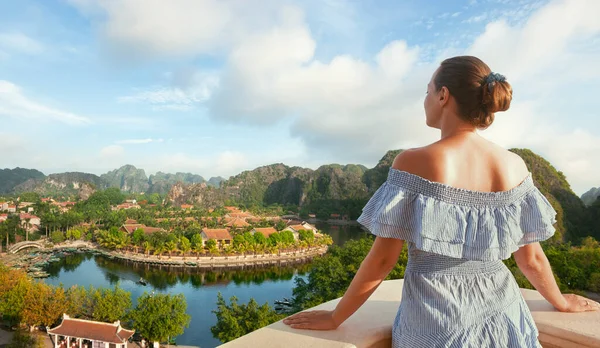 Jeune femme sur la terrasse regarder beau paysage pittoresque dans la région de Tam Coc, Ninh Binh. Viêt Nam — Photo