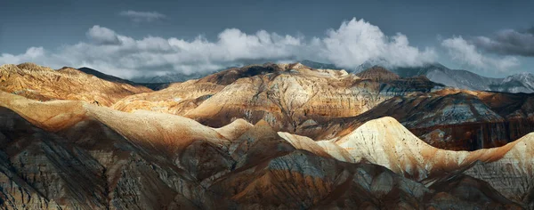 Vista panorámica de las montañas nevadas en la Reserva Natural de Annapurna, ruta de trekking, Nepal —  Fotos de Stock