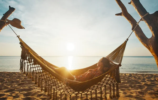 Vacaciones Playa Verano Concepto de vacaciones. Mujer joven relajándose en hamaca al atardecer, isla Phu Quoc, Vietnam — Foto de Stock