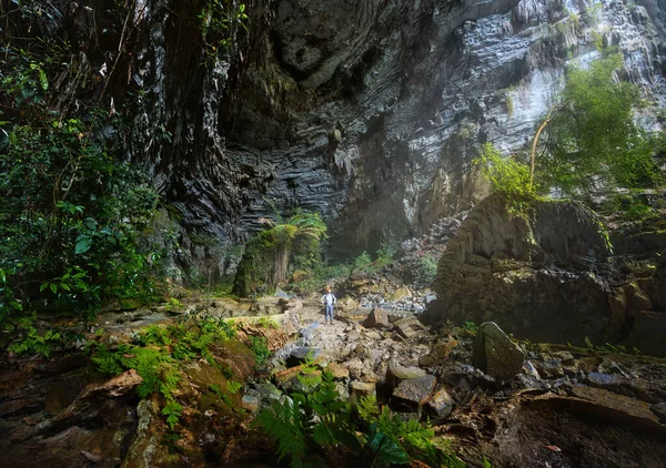 Woman traveler explores beautiful Hang Tien Cave in Phong Nha Ke National Park. Vietnam. — Stock Photo, Image