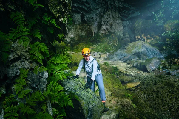 Reisende erkundet schöne Hang Tien Höhle im Phong Nha Ke Nationalpark Vietnam — Stockfoto