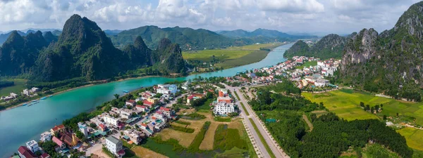 Hava görüntüsü: Panoramik manzara Quang Binh, Vietnam 'daki dağların arkasındaki Phong Nha kasabası ve Oğlu nehri — Stok fotoğraf