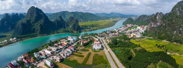 Hava görüntüsü: Panoramik manzara Quang Binh, Vietnam 'daki dağların arkasındaki Phong Nha kasabası ve Oğlu nehri Stok Resim