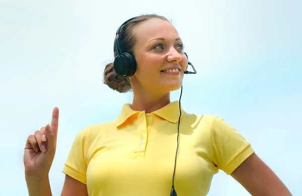 Schöner Callcenter-Betreiber oder Kundendienst lächelt beim Versuch Stockbild