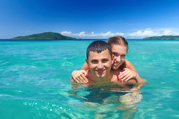 Ungt par på strandsemester — Stockfoto