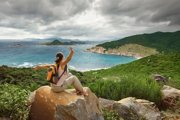 Donna felice viaggiatore guardando sul bordo della baia . — Foto Stock