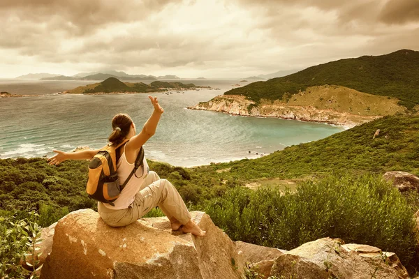 Happy Woman traveler looking on the edge of the bay. — Stock Photo, Image