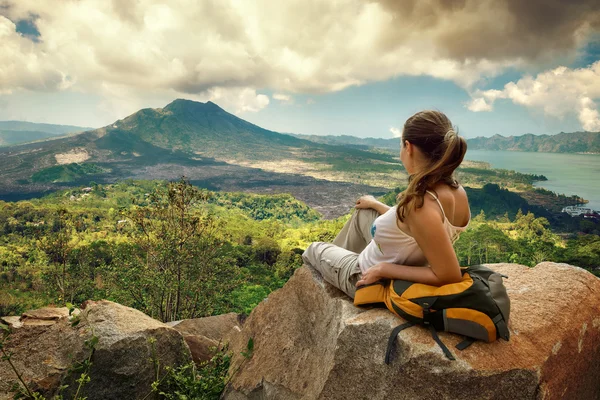 Mujer viajera mirando el volcán Batur — Foto de Stock