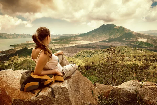 Kvinnan traveler tittar på vulkanen Batur — Stockfoto