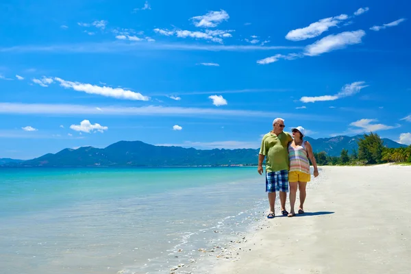 Romantik kıdemli çift güzel tropik Sahilde yürüyüş — Stok fotoğraf
