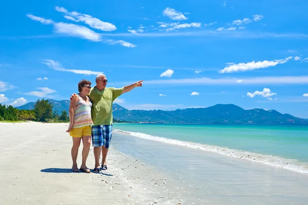 Romantiska äldre par promenader på vackra tropiska stranden. — Stockfoto