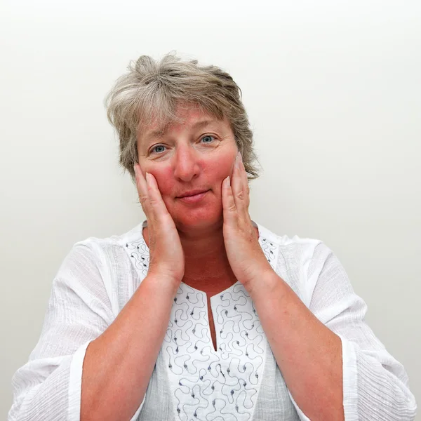 Vrouw geschokt door de omvang van de zon branden. Zeer gelooid vrouw. — Stockfoto