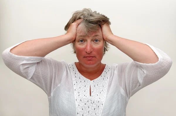 Vrouw geschokt door de omvang van de zon branden. Zeer gelooid vrouw. — Stockfoto