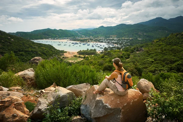 Kvinnan traveler ser på klippkanten på havet lastbrygga mounta — Stockfoto